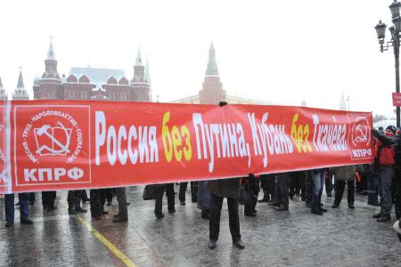 Самые острые народные лозунги митинга на Манежной. «Хватит путины – нанюхались!», «Путин – не вождь, не кум и не святой, да и Медведев – полный отстой!»