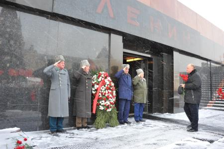 Москва: Возложение цветов и венков к Мавзолею В.И.Ленина (фоторепортаж)