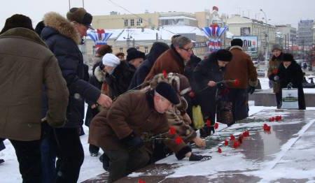 Тульские коммунисты возложили цветы к памятнику Ленину