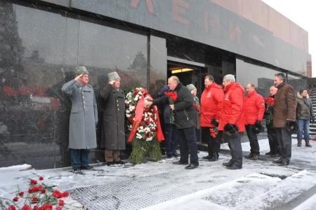 Москва: Возложение цветов и венков к Мавзолею В.И.Ленина (фоторепортаж)