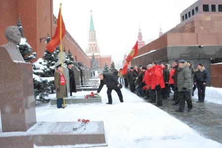 Москва: Возложение цветов и венков к Мавзолею В.И.Ленина (фоторепортаж)