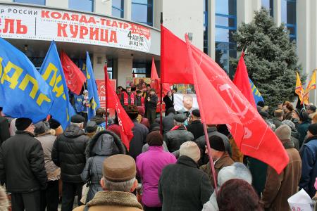 Краснодарский горком КПРФ продолжает возглавлять акции гражданского протеста. Митинг «За достойную жизнь и честные выборы» собрал представителей трех партий
