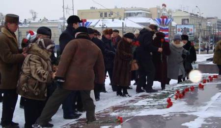 Тульские коммунисты возложили цветы к памятнику Ленину