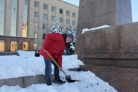 Ставропольский край: Субботник по уборке снега у памятника Владимиру Ильичу