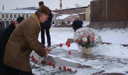 Тульские коммунисты возложили цветы к памятнику Ленину