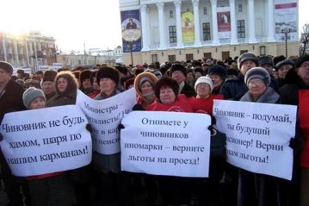 Татарстан, Казань: Коммунисты провели массовый митинг протеста против ограничения числа поездок по социальным проездным билетам 