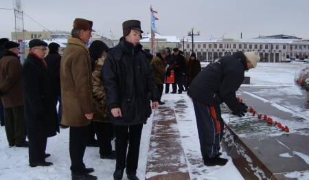 Тульские коммунисты возложили цветы к памятнику Ленину
