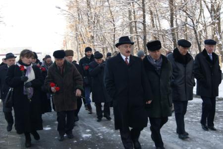  21 января во Владикавказе состоялось торжественное возложение цветов к памятнику В.И. Ленину (фоторепортаж)