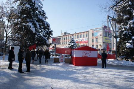 Пикет в Черкесске: За достойную жизнь, за честные выборы! Зюганов – наш Президент!