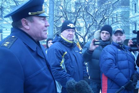 Офицеры протестуют против уничтожения военного образования. Пикет в защиту Военно-воздушных академий  имени Жуковского и Гагарина 
