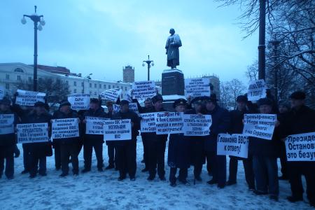 Офицеры протестуют против уничтожения военного образования. Пикет в защиту Военно-воздушных академий  имени Жуковского и Гагарина 