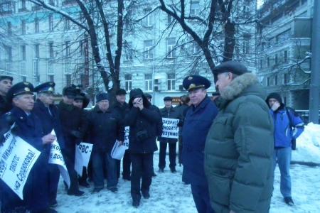 Офицеры протестуют против уничтожения военного образования. Пикет в защиту Военно-воздушных академий  имени Жуковского и Гагарина 