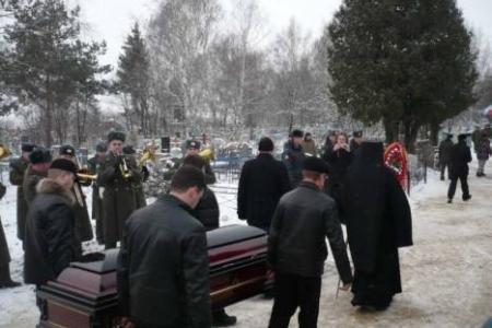 Василия Александровича Стародубцева похоронили на сельском кладбище под Тулой