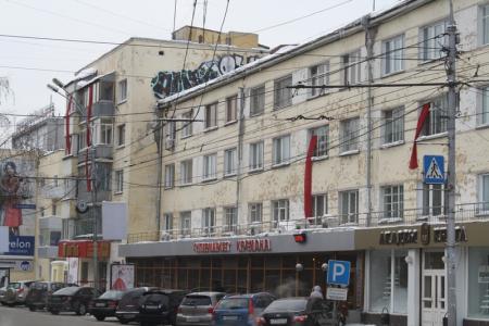 Красные флаги в центре Новосибирска: Жильцы протестуют против распродажи мэрией подвальных помещений