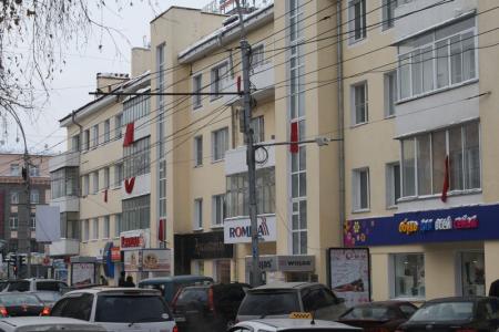Красные флаги в центре Новосибирска: Жильцы протестуют против распродажи мэрией подвальных помещений