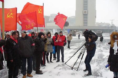 Пурга во Владивостоке не испугала коммунистов: шествие и митинг состоялись. "Путин - России враг!", "Зюганова в президенты"