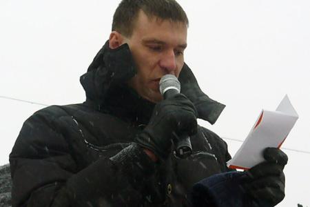 Пурга во Владивостоке не испугала коммунистов: шествие и митинг состоялись. "Путин - России враг!", "Зюганова в президенты"
