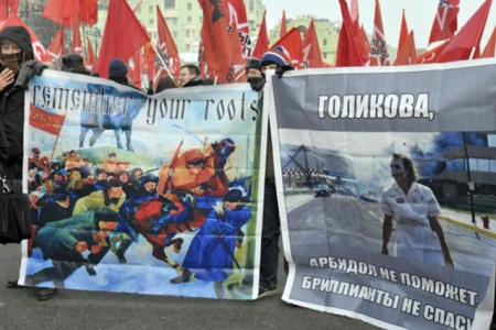 NEWSRU.COM о начале массовых акций в Москве: На Якиманку пришли путинский олигарх Прохоров и путинский вице-премьер Кудрин, а на Поклонную свезли бюджетников на автобусах послушать Кургиняна и речи за Путина и против оранжевых
