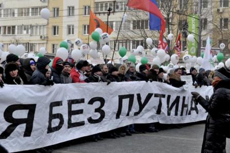 NEWSRU.COM о начале массовых акций в Москве: На Якиманку пришли путинский олигарх Прохоров и путинский вице-премьер Кудрин, а на Поклонную свезли бюджетников на автобусах послушать Кургиняна и речи за Путина и против оранжевых