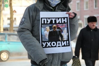 Коммунисты провели серию одиночных пикетов против «беспредела» властей в Великом Новгороде 