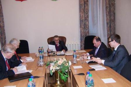 Казань: В республиканском парламенте прошло заседание фракции КПРФ и пикет коммунистов около Госсовета Татарстана
