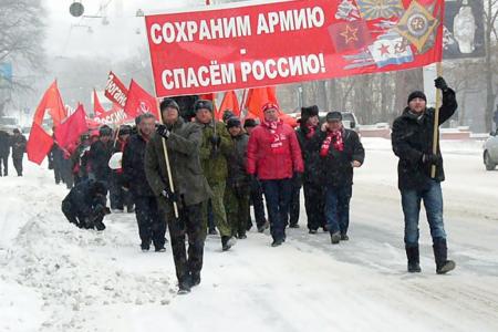 Пурга во Владивостоке не испугала коммунистов: шествие и митинг состоялись. "Путин - России враг!", "Зюганова в президенты"
