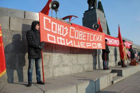 В Екатеринбурге прошел митинг в честь Дня Советской Армии и ВМФ