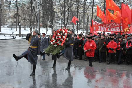 Десять тысяч человек собрались на митинг КПРФ в Москве на Театральной (фоторепортаж)