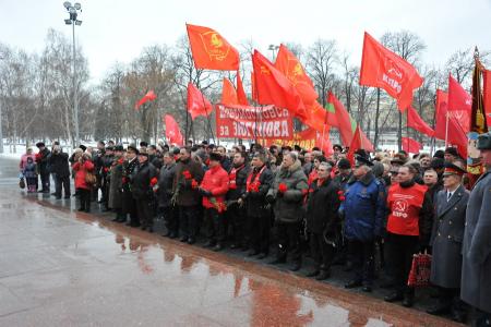 Десять тысяч человек собрались на митинг КПРФ в Москве на Театральной (фоторепортаж)