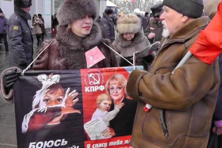 День Советской Армии и Военно-Морского Флота в Саратовской области: Зюганова - в президенты, Алимову - в губернаторы!