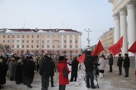 «За свободные выборы и достойную жизнь!» В Калуге состоялся протестный митинг КПРФ