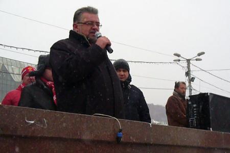 Пурга во Владивостоке не испугала коммунистов: шествие и митинг состоялись. "Путин - России враг!", "Зюганова в президенты"
