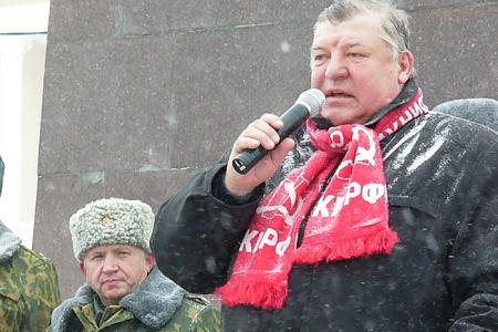 Пурга во Владивостоке не испугала коммунистов: шествие и митинг состоялись. "Путин - России враг!", "Зюганова в президенты"