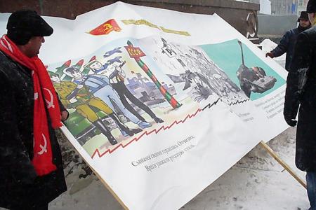 Пурга во Владивостоке не испугала коммунистов: шествие и митинг состоялись. "Путин - России враг!", "Зюганова в президенты"