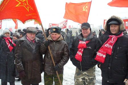 Пурга во Владивостоке не испугала коммунистов: шествие и митинг состоялись. "Путин - России враг!", "Зюганова в президенты"