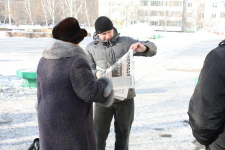 Барнаул. Уличные агитаторы КПРФ утверждают, что 4 марта большинство барнаульцев проголосует за Г.А. Зюганова