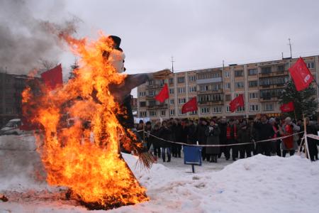 Гори, гори ясно, чтобы не погасло! В Пскове на масленицу сожгли чучело нечисти с аббревиатурой «ЕР»