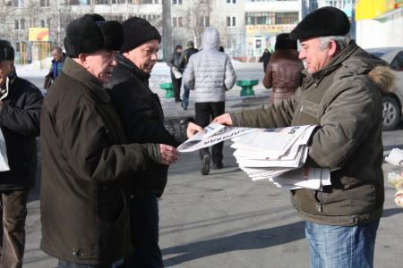 Барнаул. Уличные агитаторы КПРФ утверждают, что 4 марта большинство барнаульцев проголосует за Г.А. Зюганова