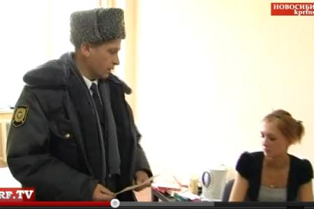 Видео. kprfnsk.ru: Новосибирские коммунисты пресекли скупку открепительных удостоверений