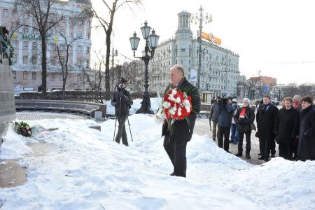 Г.А. Зюганов: «Пушкин сегодня исключительно мил и дорог каждому нашему сердцу». Лидер КПРФ возложил цветы к памятнику великому русскому поэту