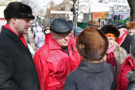 В центре Краснодара после акции "Красные в городе" состоялась встреча депутатов Госдумы от КПРФ с жителями города