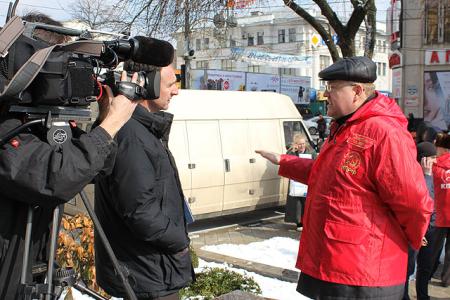 В центре Краснодара после акции "Красные в городе" состоялась встреча депутатов Госдумы от КПРФ с жителями города