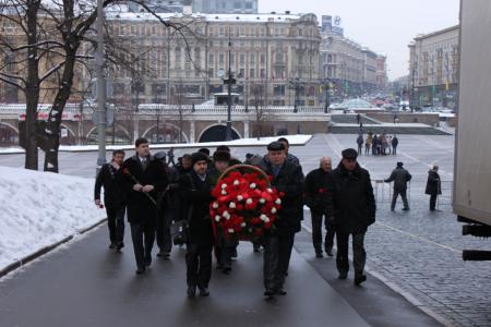 Члены Исполкома Совета СКП-КПСС возложили цветы к Мавзолею В.И. Ленина и захоронениям у Кремлевской стены