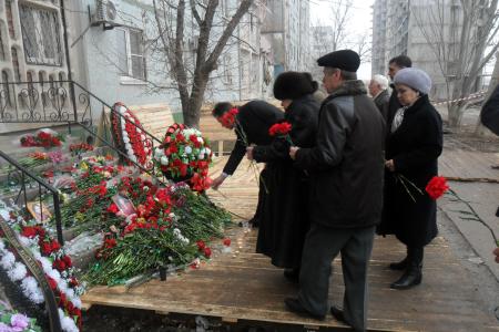 Коммунисты возложили цветы к месту трагедии в Астрахани