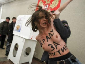 "Украду за Путина!". Голый скандал на участке, где голосовал премьер