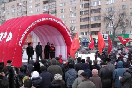 Жители подмосковного Щелково собрались на центральной площади и требуют пересчета голосов