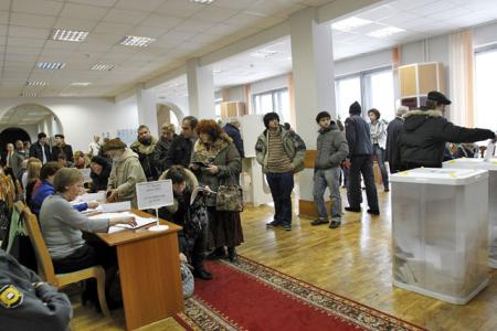 "Черная книга" нарушений. "Ведомости" нашли в Москве 100 тысяч "чужих", улучивших результат Путина за счет пробела в законе