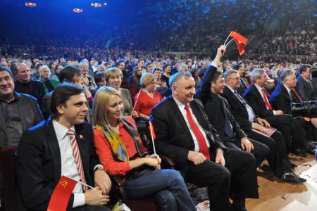 Наш адрес - Советский Союз! Наш Президент – Зюганов! Тысячи москвичей и легендарные советские ансамбли аплодисментами встретили народного кандидата в Президенты  
