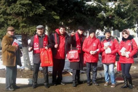 В центре Краснодара после акции "Красные в городе" состоялась встреча депутатов Госдумы от КПРФ с жителями города