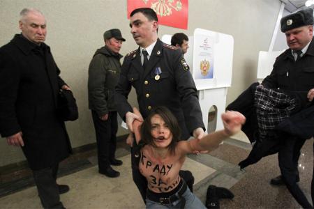 "Украду за Путина!". Голый скандал на участке, где голосовал премьер